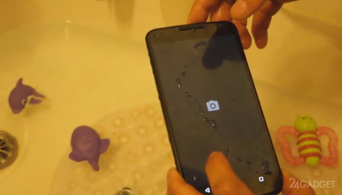 Попытка утопить Nexus 6 окончилась неудачей (видео)