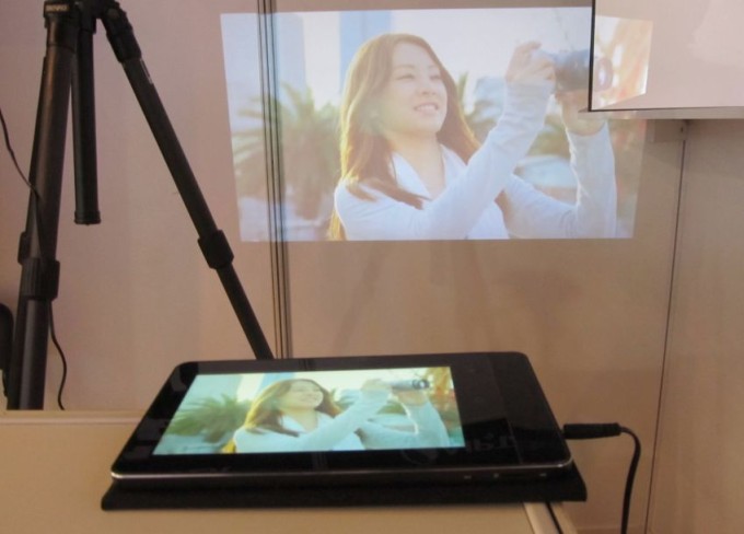 7-дюймовый планшет со встроенным проектором (2 фото + видео)
