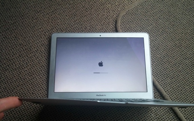 MacBook Air выпал из самолета, но остался "жив" (3 фото)