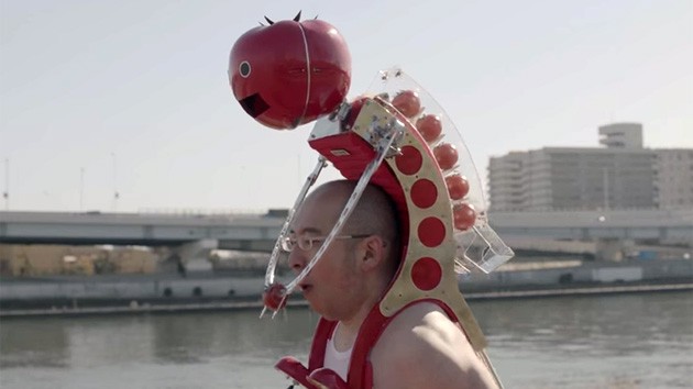 Робот, кормящий человека помидорами (2 фото  + видео)