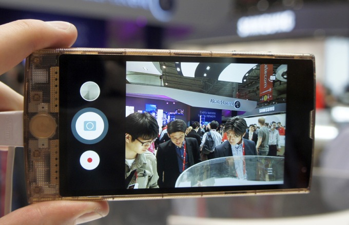 Компания LG привезла на выставку прозрачный смартфон Fx0 (11 фото + видео)