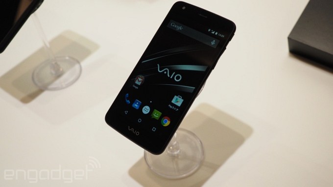 Дебютный смартфон VAIO представлен официально (8 фото)