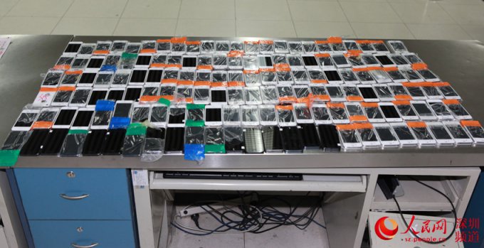 Контрабандист пытался пронести на себе 146 iPhone (3 фото)