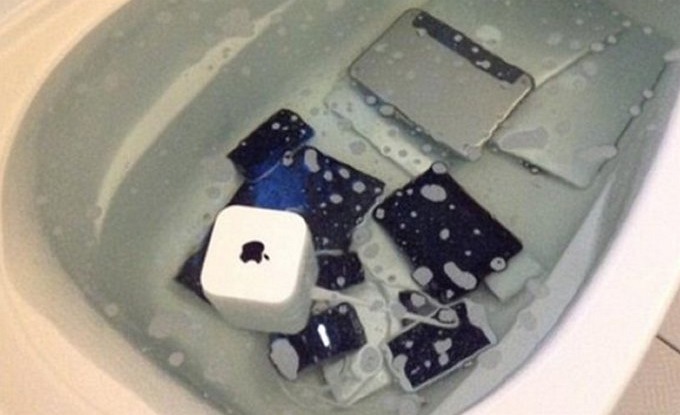 За измену девушка утопила все устройства Apple своего парня (2 фото)