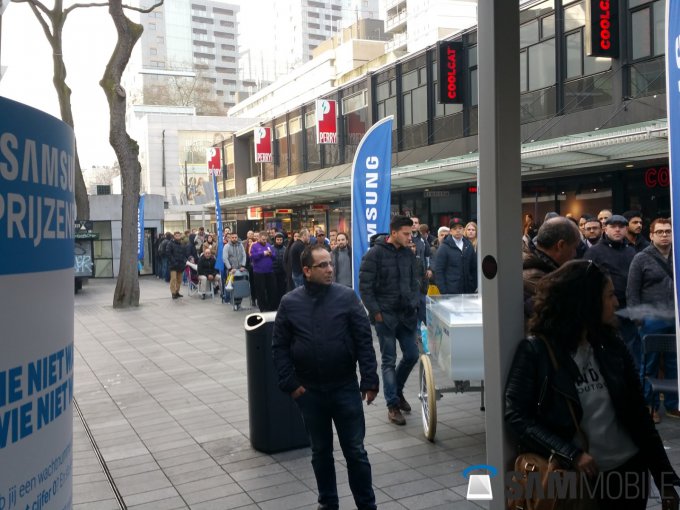 В первый день продаж выстроились очереди за флагманами Samsung (7 фото)