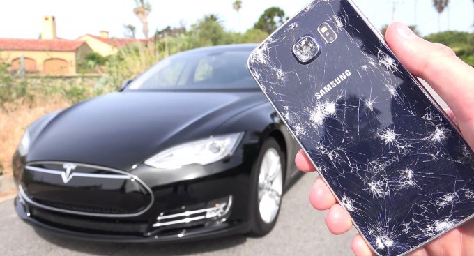 Электромобиль Tesla Model S проехался по Galaxy 6 (видео)