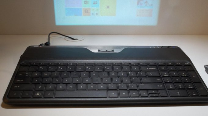 Клавиатура со встроенным проектором (3 фото)