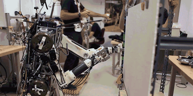 Контролируемые с помощью экзоскелетов роботы уже на подходе (видео)