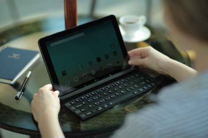 LG Rolly Keyboard — сворачивающаяся Bluetooth-клавиатура (6 фото + видео)