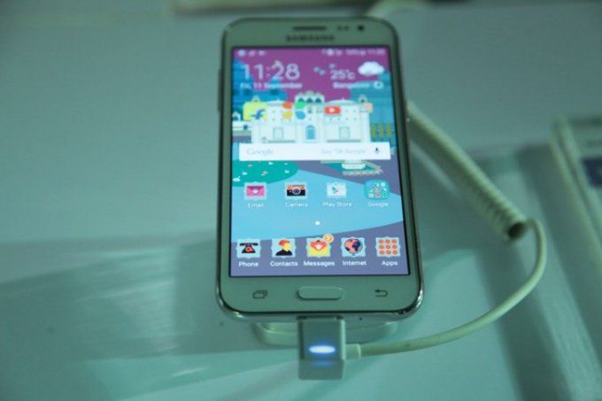 Samsung Galaxy J2 — доступный смартфон с двумя SIM-картами и 4G (5 фото)