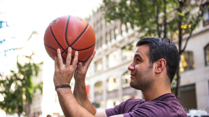 Умный баскетбольный мяч ведёт статистику пользователя (10 фото + 2 видео)