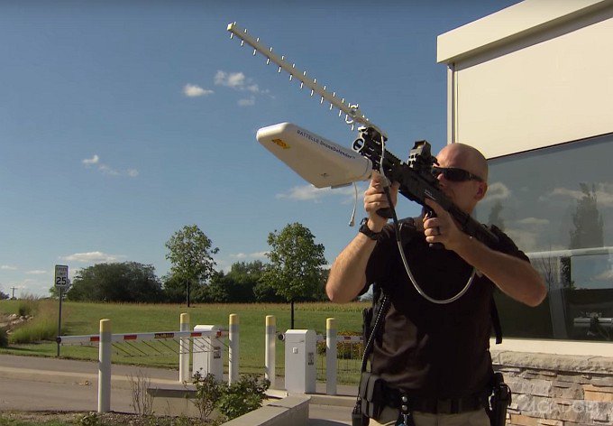 DroneDefender - винтовка против беспилотных правонарушителей (видео)