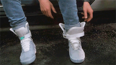 Актёру, сыгравшему Марти МакФлая, подарили настоящие кроссовки с автошнуровкой (5 фото + видео)
