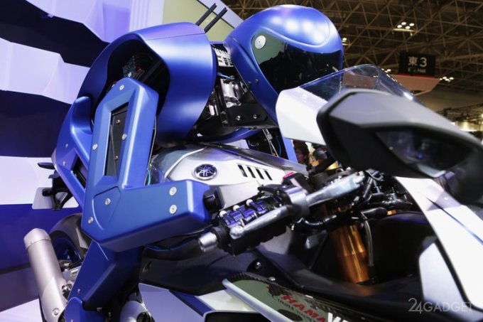 Робот-мотогонщик Motobot (7 фото + видео)