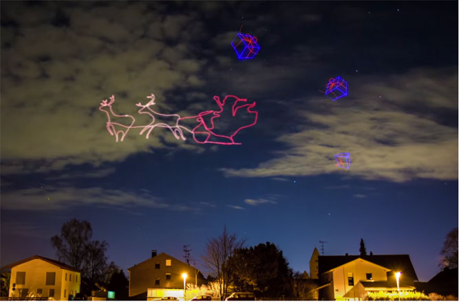 Новогоднее световое поздравление от дрона (видео)