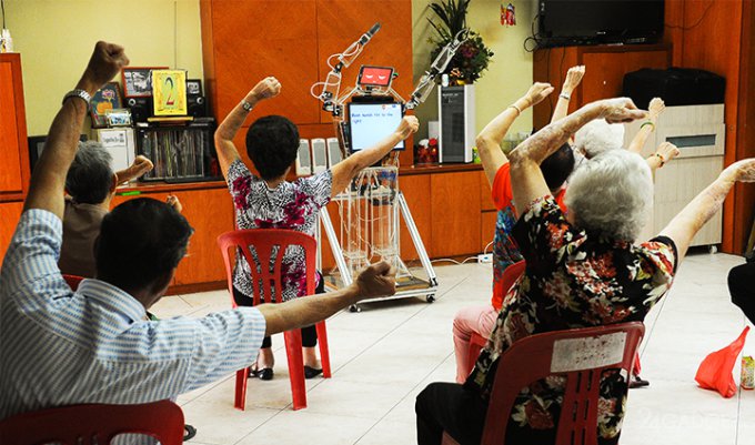 Сингапурские пенсионеры предпочитают роботов (5 фото + видео)