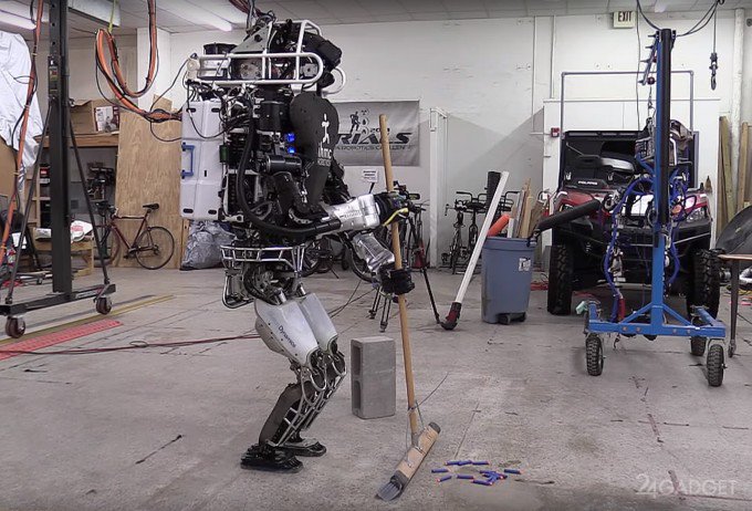 Робот ATLAS стал профессиональной домработницей (видео)