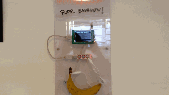 Нужен пароль к Wi-Fi — нажми на банан (5 фото)