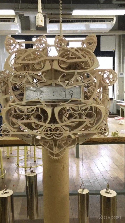 Деревянные механические часы сами пишут время каждую минуту (3 фото + видео)