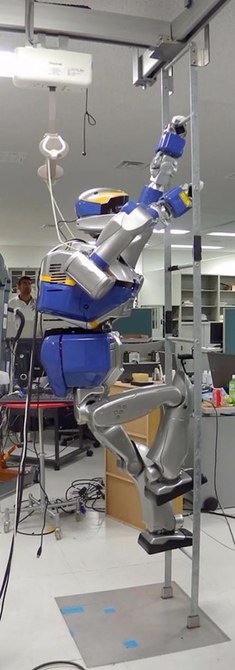 Сборку авиалайнеров доверят человекоподобным роботам (6 фото + видео)