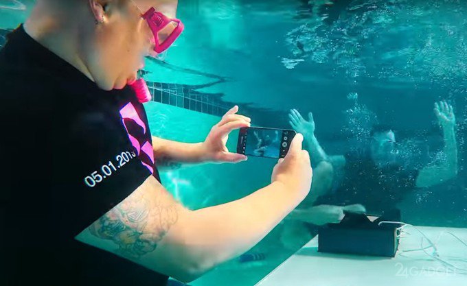 Новый флагман Galaxy S7 распаковали под водой (видео)