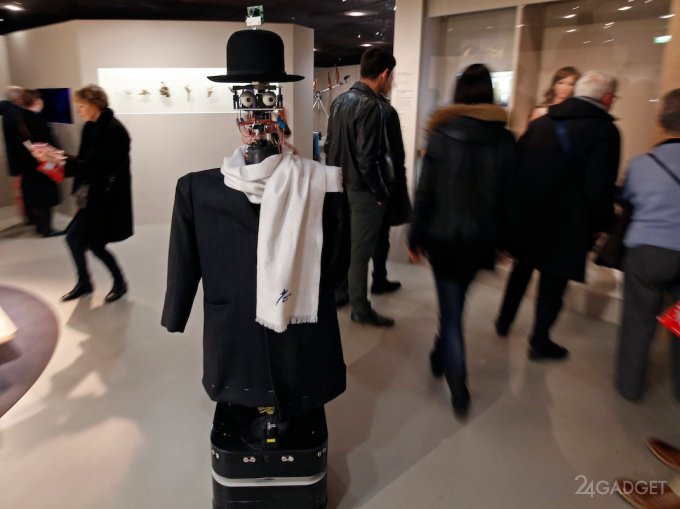 Робот-искусствовед из парижского музея (11 фото + видео)
