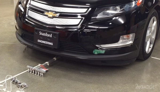 Шесть крошечных роботов сдвинули легковой автомобиль (видео)