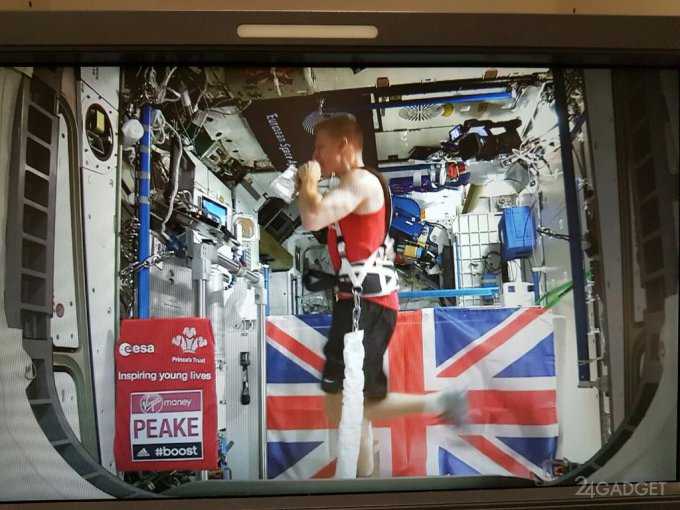 Британец пробежал марафонскую дистанцию в космосе (3 фото + видео)