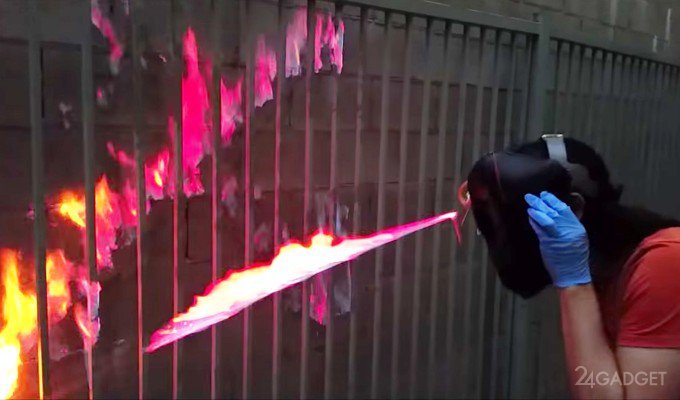 Американец создал шлем, стреляющий струями огня (видео)