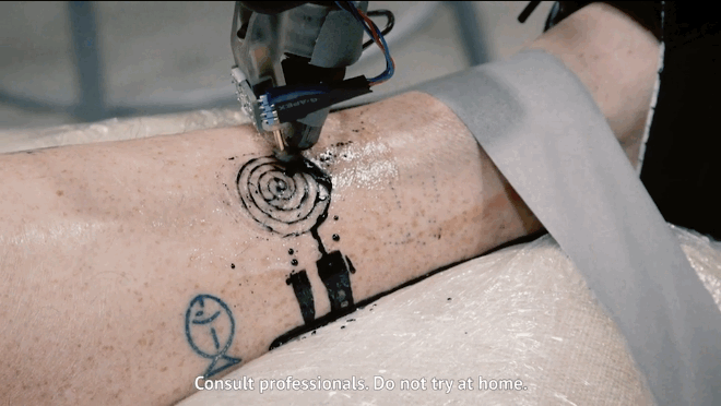 Первый в мире робот-татуировщик (3 фото + видео)