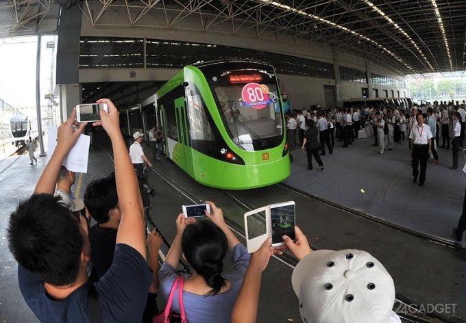 Китайский трамвай без проводов заряжается во время остановок (7 фото + видео)