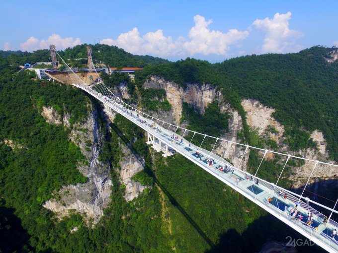 Открыт самый длинный в мире подвесной мост из стекла (20 фото + 2 видео)