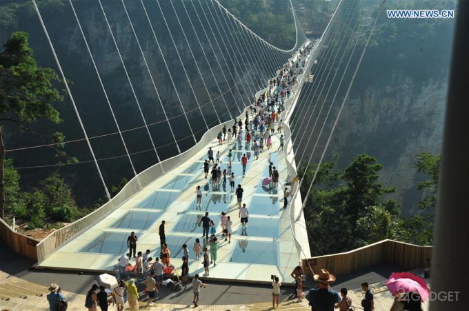 Открыт самый длинный в мире подвесной мост из стекла (20 фото + 2 видео)