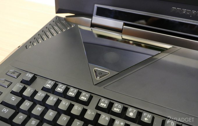 Представлен 21-дюймовый ноутбук с изогнутым дисплеем и механической клавиатурой (27 фото + видео)