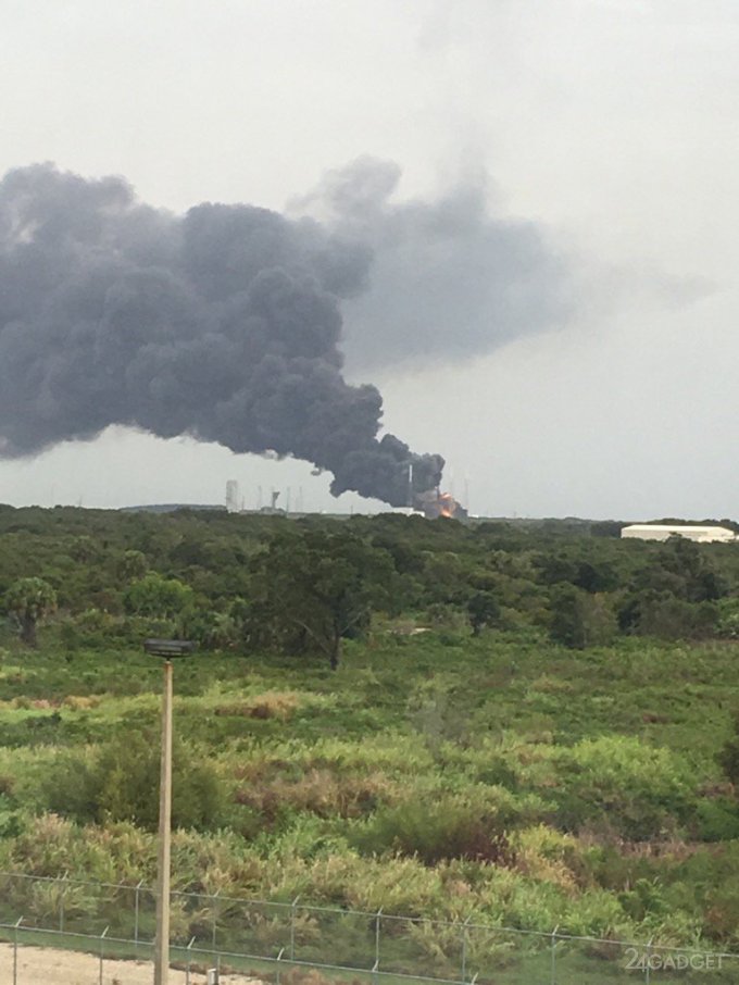 Falcon 9 взорвался, не успев взлететь (4 фото + 2 видео)