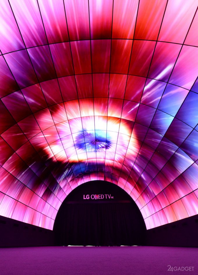 15-метровый тоннель из изогнутых OLED-панелей LG (3 фото + видео)