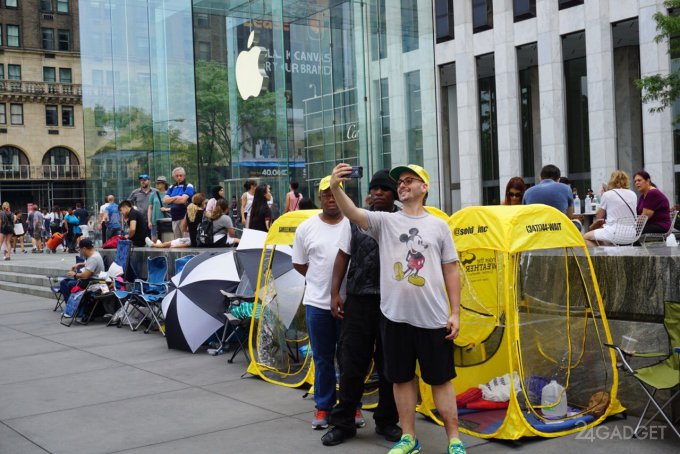 Фанаты Apple начинают занимать очередь за новым iPhone (5 фото)