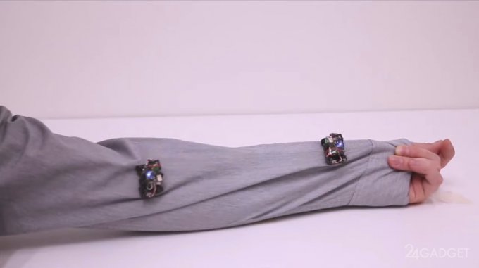 Передвигающиеся по одежде роботы-брошки Rovables (3 фото + видео)