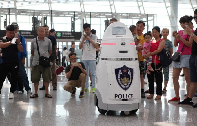 В китайском аэропорту за порядком следит робот с электрошокером (5 фото + видео)
