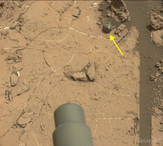 Марсоход Curiosity нашел металлический шар (6 фото)