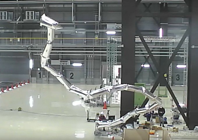 Надувной и управляемый робот-анаконда (видео)