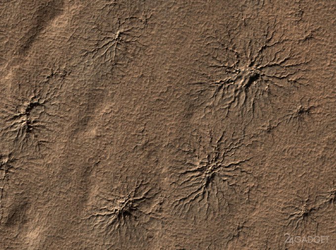 Ученые раскрыли секрет появления "пауков" на Марсе (5 фото)