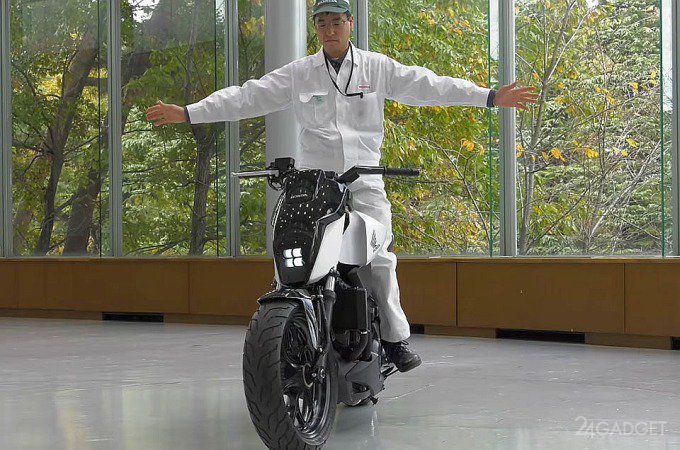 Мотоцикл от Honda умеет самостоятельно удерживать равновесие (4 фото + видео)