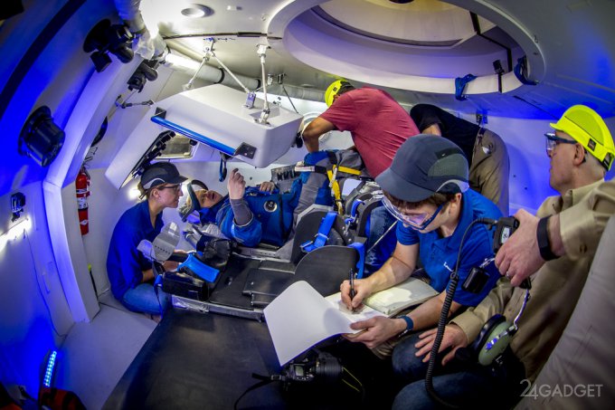 Скафандр Boeing Blue для космического «такси» Starliner (11 фото + видео)