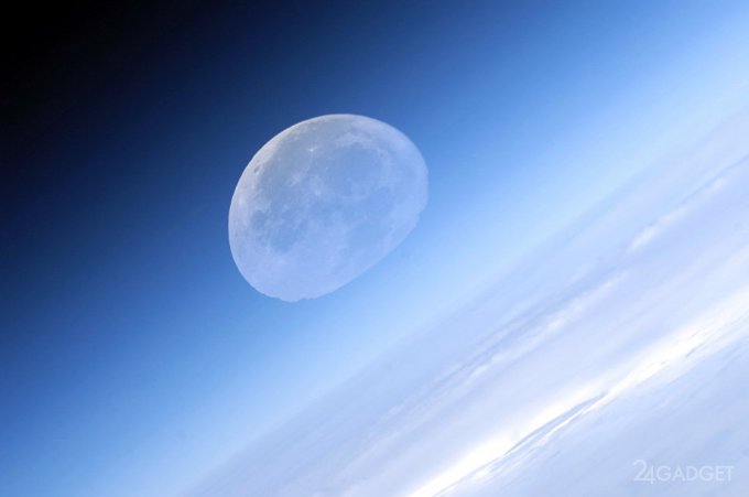 SpaceX отправит туристов в полёт вокруг Луны раньше России
