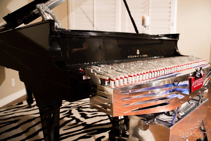 Робот-виртуоз играет на рояле от классики до джаза (7 фото + видео)