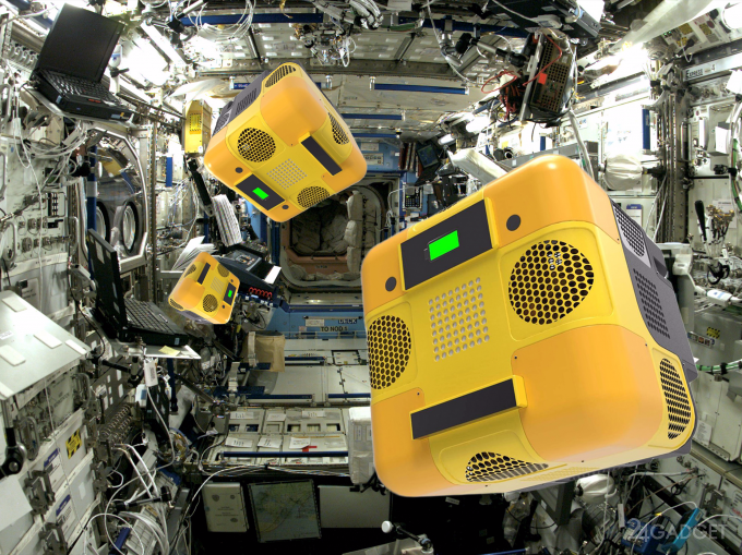 Космонавты под колпаком роботов-шпионов NASA? (5 фото + видео)