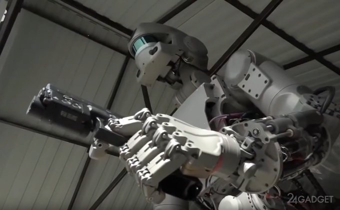 Стрельбу робота Федора с двух рук засняли на видео