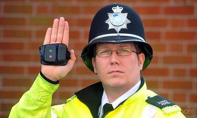 Искусственный интеллект будет помогать британской полиции (3 фото)