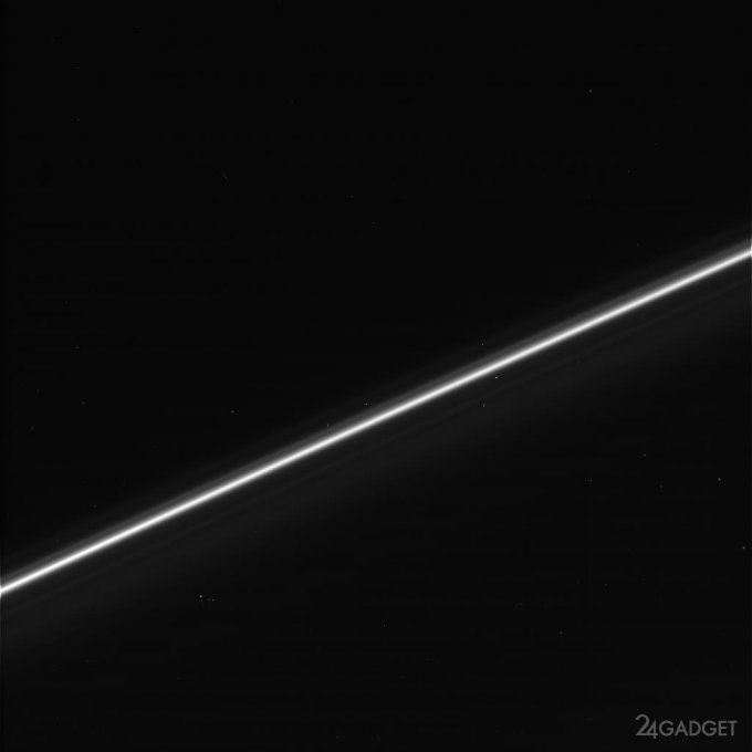 Cassini прислал свежие фото и звук колец Сатурна (7 фото + 5 видео)